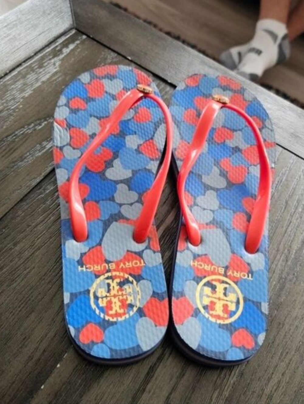 Tory Burch Hearts Gold Logo Flip Flops. - Picture 6 of 8